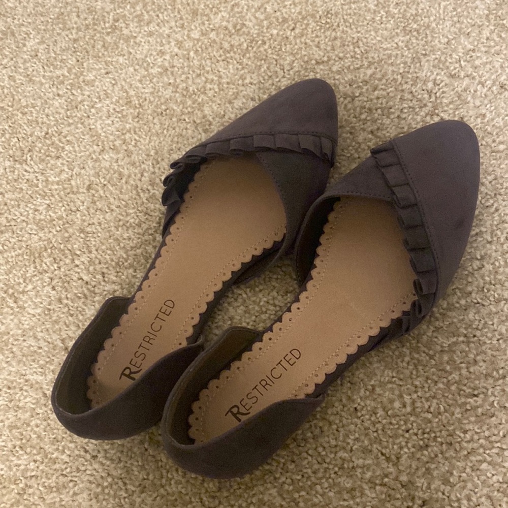 Grey Restricted ruffle flats